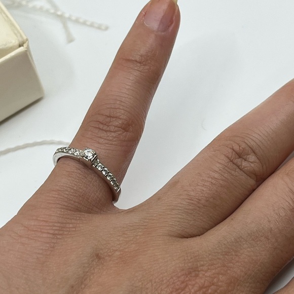 Vintage 925 FAS Sterling Silver Ring Size 7 CZ Solitaire & Channel Accents - Picture 4 of 17